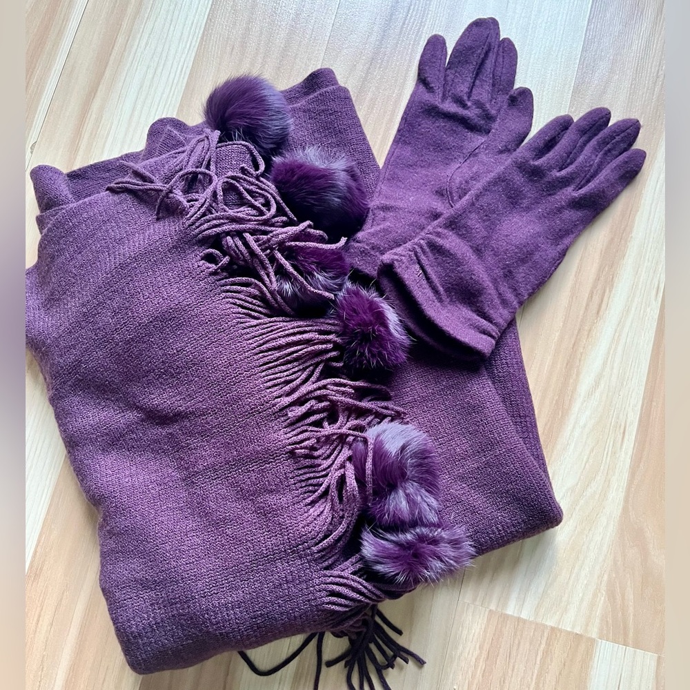 NWOT set Shawl and gloves. Brand: Ralph Lauren. Colour: dark purple. Cashmere